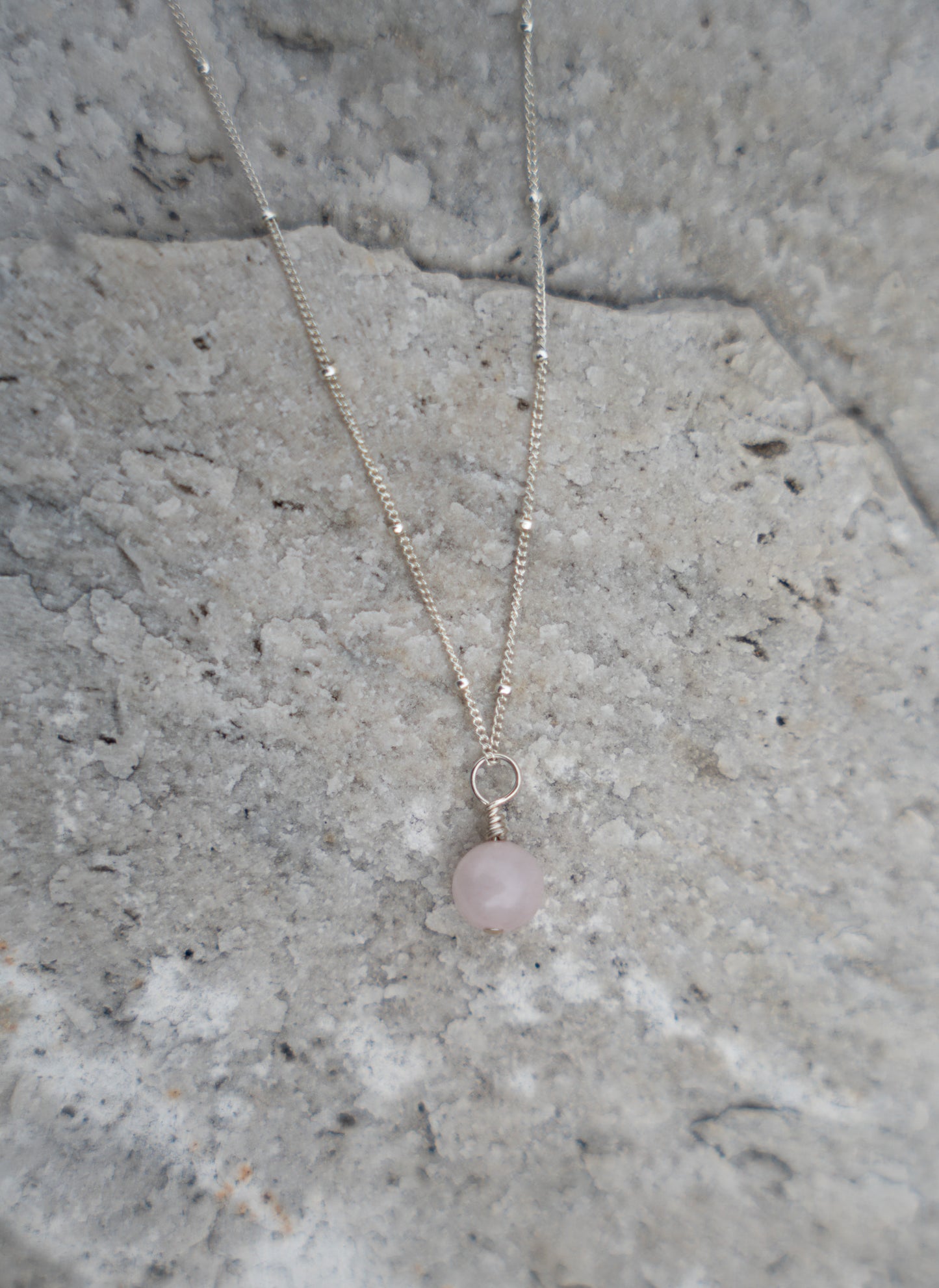 rose quartz bead necklace